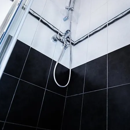 Franco's Spacious - Great Location