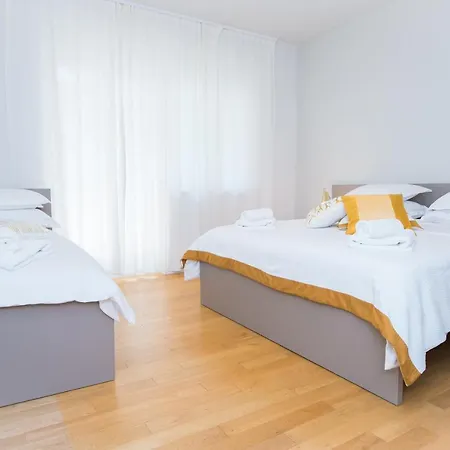 Franco's Spacious - Great Location *