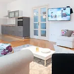 Franco's Spacious - Great Location شقة