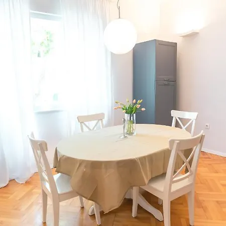 Franco's Spacious - Great Location *