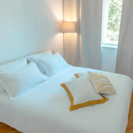 Franco's Spacious - Great Location Lejlighed