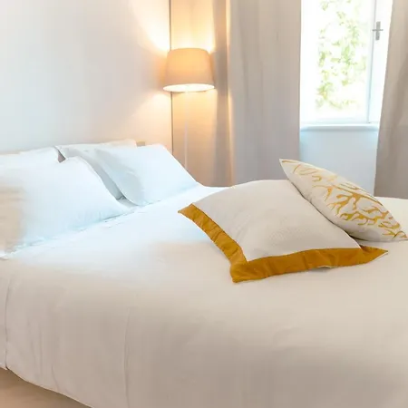 Franco's Spacious - Great Location Appartement