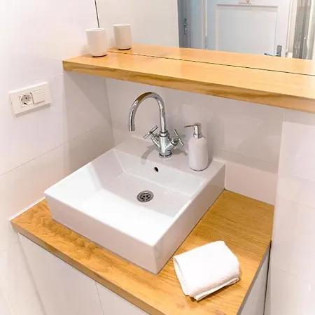 Franco's Spacious - Great Location