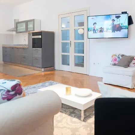 Franco's Spacious - Great Location Appartement