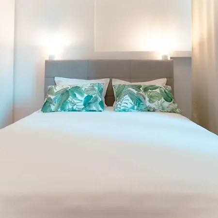 Franco's Spacious - Great Location Appartement