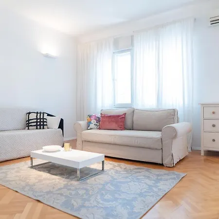 Franco's Spacious - Great Location Appartement