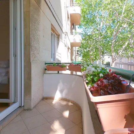 Franco's Spacious - Great Location Appartement