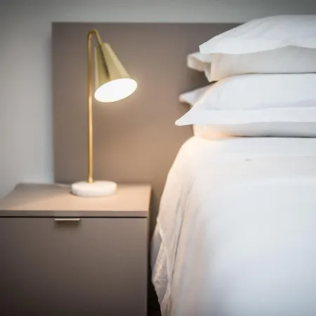 Franco's Spacious - Great Location Appartement